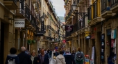 Calle concurrida en el centro histórico de San Sebastián