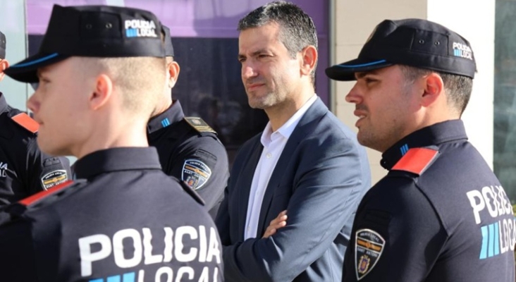 El alcalde de Sant Antoni de Portmany, Marcos Serra, conversa con agentes de la policía local.