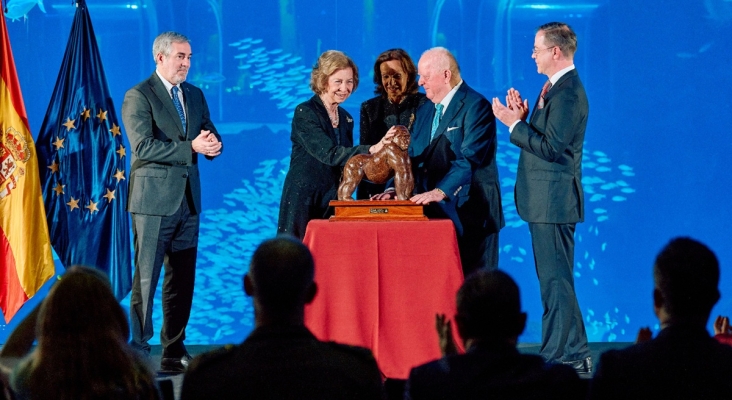 La reina Sofía recibe el Premio Gorila del Loro Parque en una histórica ceremonia en favor del bienestar animal