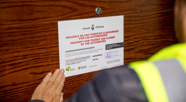 Clausurados cuatro pisos turísticos ilegales en Ibiza y multas de hasta medio millón de euros