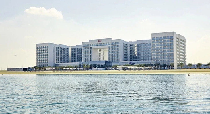 Las hoteleras españolas activan planes de contingencia en el Golfo Pérsico ante la guerra en la región