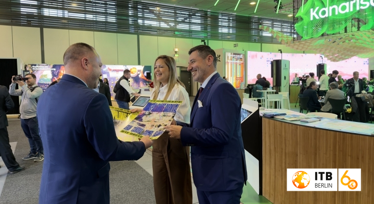 Alejandro Marichal y Yilenia Vega en el stand de Canarias