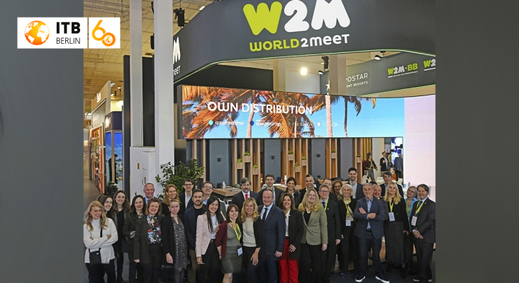 Gabriel Subías, CEO de W2M, rodeado de todo su equipo participante en ITB