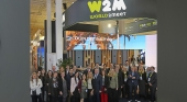 Gabriel Subías, CEO de W2M, rodeado de todo su equipo participante en ITB
