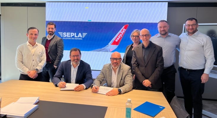 Firma del convenio colectivo entre easyJet y SEPLA