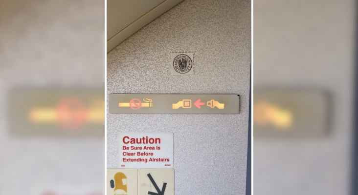 Foto del interior del avión con la pegatina que señala su incautación judicial