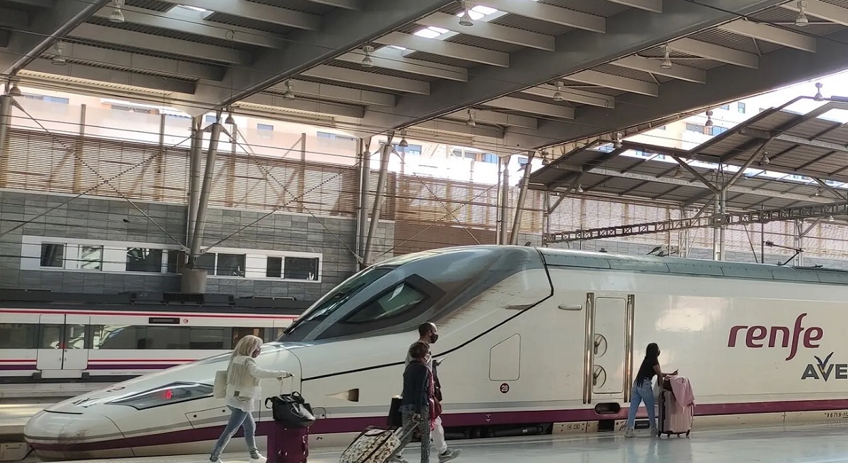 Tren AVE en la estación de Málaga Tren AVE en la estación de Málaga