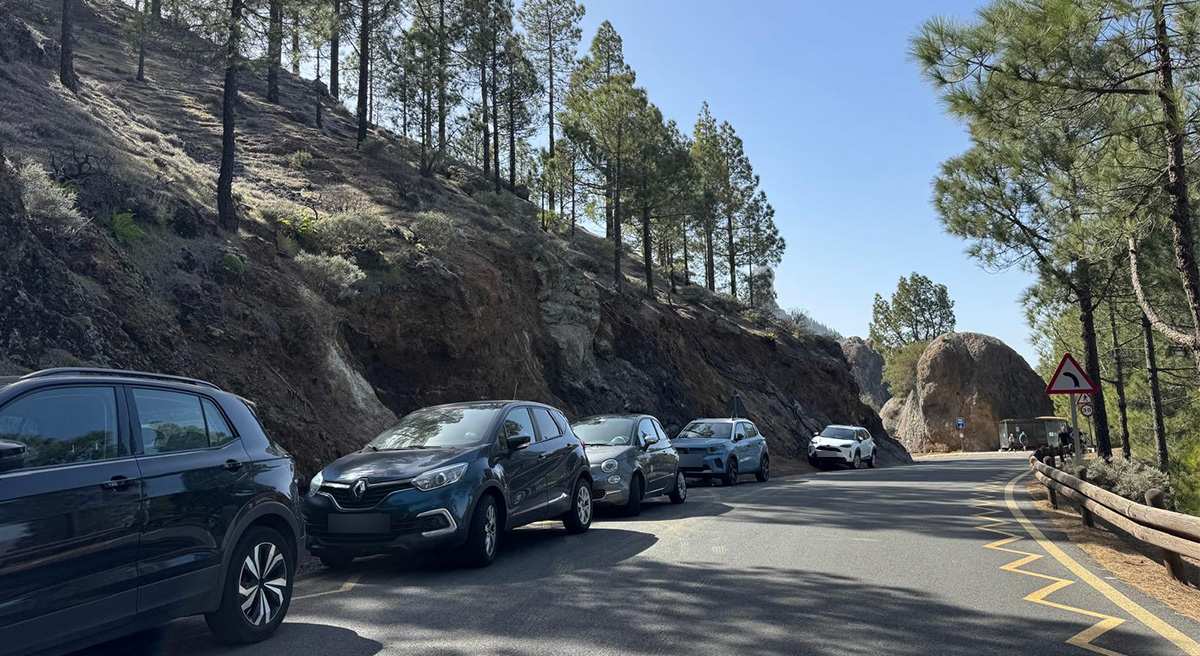 Coches aparcados en los márgenes en el acceso al Roque Nublo Foto Tourinews Coches aparcados en los márgenes en el acceso al Roque Nublo Foto Tourinews