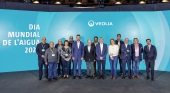 Daniel Tugues, director país de Veolia en España; Felipe Campos, consejero delegado de Aigües de Barcelona; Ignacio Escudero, director general de Aigües de Barcelona; Toni Aira, periodista y conductor del acto; y representantes ciudadanía y entidades sociales