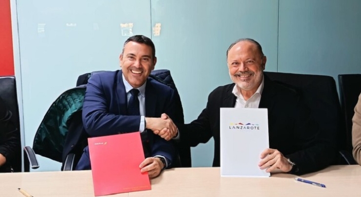 Oswaldo Betancort, presidente del Cabildo de Lanzarote, y Víctor Moneo, director Global de Ventas de Iberia