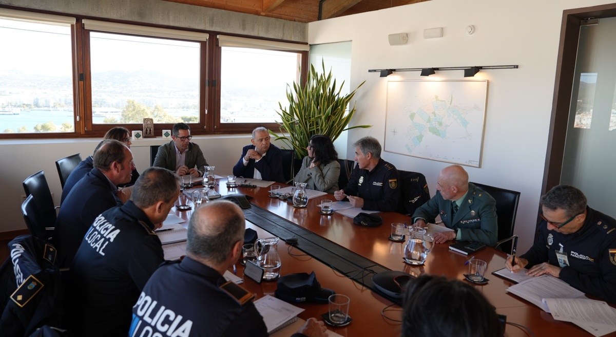 Ibiza refuerza el control del litoral con un plan contra ‘party boats’ y fondeos ilegales Ibiza refuerza el control del litoral con un plan contra ‘party boats’ y fondeos ilegales