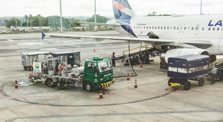 Avión repostando combustible