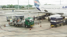 Avión repostando combustible
