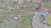 Un muerto y más de una decena de heridos tras caer un autobús turístico por un terraplén en La Gomera | Foto: 112 Canarias