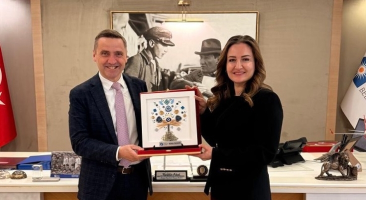 Büşra Özdemir, teniente de alcalde en funciones y alcaldesa interina de Antalya, da la bienvenida a Thomas Bösl a Antalya | Foto: rtk/QTA