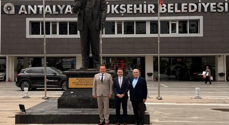 Osman Ayık (derecha), veterano representante de la industria hotelera turca, Thomas Bösl y Hüseyin Baraner (izquierda), uno de los expertos más destacados en Turquía dentro del sector turístico y representante de rtk en Tu Osman Ayık (derecha), veterano representante de la industria hotelera turca, Thomas Bösl y Hüseyin Baraner (izquierda), uno de los expertos más destacados en Turquía dentro del sector turístico y representante de rtk en Tu