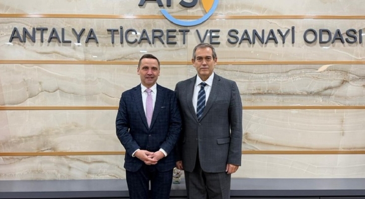 Yusuf Hacısüleyman (derecha), presidente de la Cámara de Comercio e Industria de Antalya (ATSO), y Thomas Bösl Foto rtkQTA Yusuf Hacısüleyman (derecha), presidente de la Cámara de Comercio e Industria de Antalya (ATSO), y Thomas Bösl Foto rtkQTA