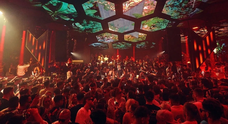 Aerolínea refuerza los vuelos hacia Ibiza para los 'opening parties' de las discotecas | Foto: Pachá Ibiza
