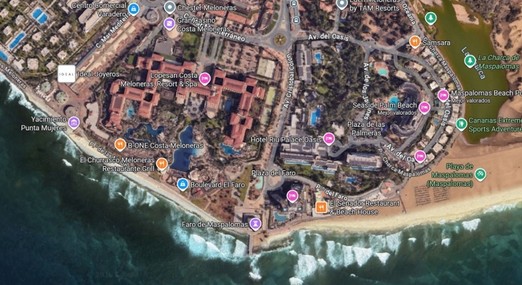 Vista aérea del hotel y de la franja costera frente a él Fuente Google Maps