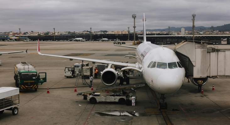 Las aerolíneas descartan falta de combustible en España, pero alertan de posibles subidas de precio