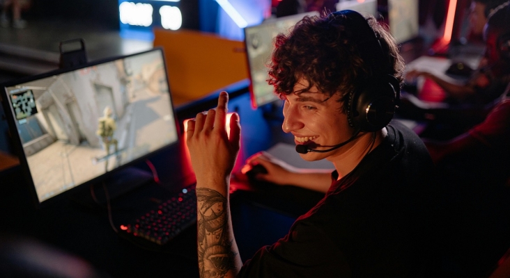 De la consola a la torre de control EE. UU. busca gamers para salvar el tráfico aéreo