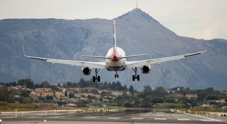Avión aterrizando en Corfú, Grecia