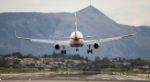 Avión aterrizando en Corfú, Grecia