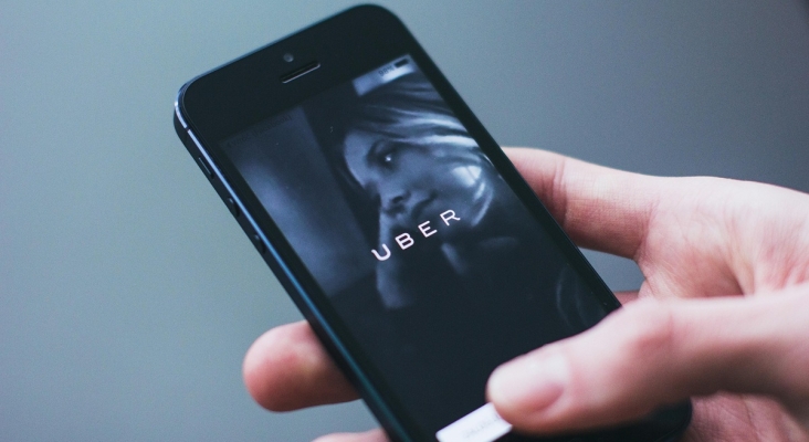 Uber continúa sus pasos hacia la touroperación: incorpora reservas hoteleras en su app de la mano de Expedia