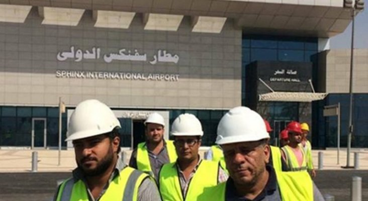 Trabajadores en el nuevo aeropuerto internacional egipcio