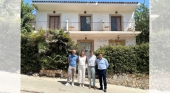 Miembros del Govern balear y del Ayuntamiento de Calvià delante del hostal Colón. | Foto: Govern de las Islas Baleares