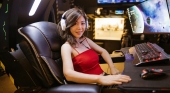 Chica en un PC bang