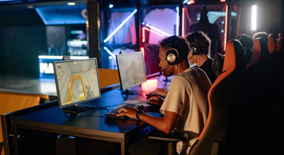 Chicos jugando en un PC bang Chicos jugando en un PC bang