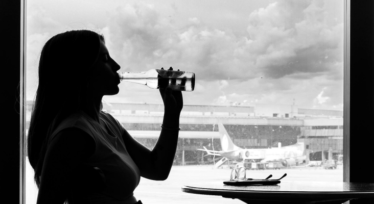 O'Leary (Ryanair) exige limitar la venta de alcohol en aeropuertos a dos copas por persona