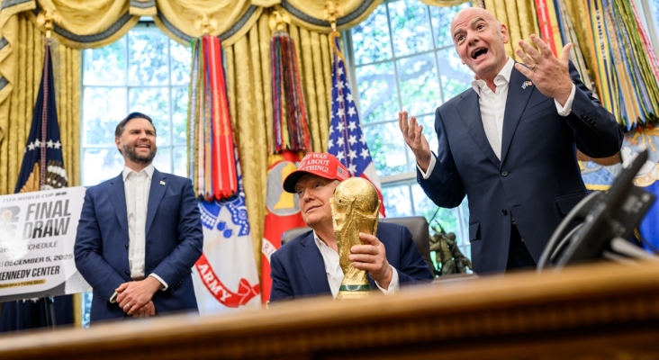 De izquierda a derecha, JD Vance, vicepresidente de los Estados Unidos; Donald Trump, presidente de los Estados Unidos; y Gianni Infantino, presidente de la FIFA. | Foto: The White House
