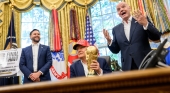 De izquierda a derecha, JD Vance, vicepresidente de los Estados Unidos; Donald Trump, presidente de los Estados Unidos; y Gianni Infantino, presidente de la FIFA. | Foto: The White House