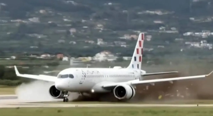 Captura del avión saliendo de la pista Vía redes sociales