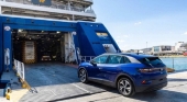 Vehiculo embarcando en ferry