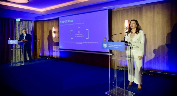 Stavros Papastavrou, ministro de Medioambiente  griego, y Olga Kefalogianni, ministra de Turismo