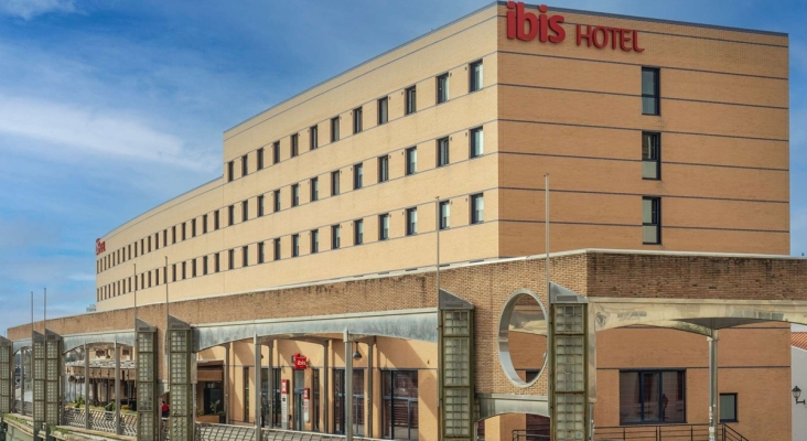 Fachada del hotel Ibis Málaga Centro Ciudad.