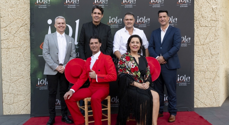 Victoria López, presidenta de Grupo Fedola, junto a parte del equipo directivo de GF Hoteles, y al bailaor Fran Chafino, durante la celebración del cuarto aniversario