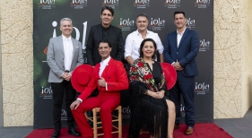 Victoria López, presidenta de Grupo Fedola, junto a parte del equipo directivo de GF Hoteles, y al bailaor Fran Chafino, durante la celebración del cuarto aniversario