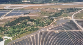 Paneles fotovoltaicos rodeando el Afectados del vuelo el memorial del accidente