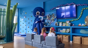 La mascota Pop timoneando el Universal Kids Sea Club