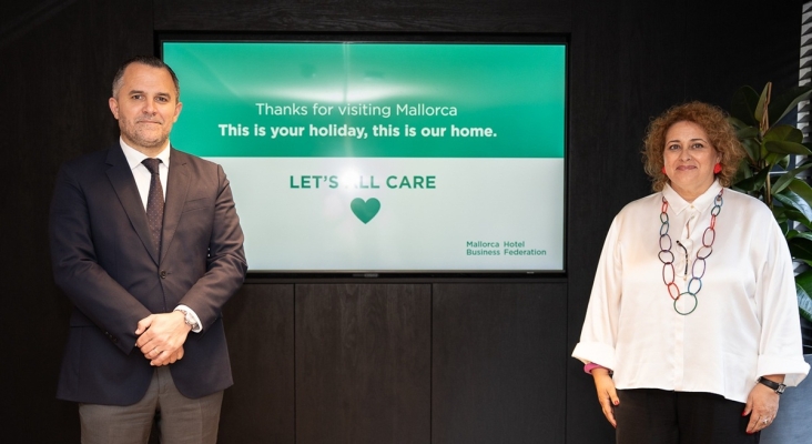 Los hoteleros de Mallorca lanzan una nueva campaña contra la turismofobia: "This is your holiday. This is our home"