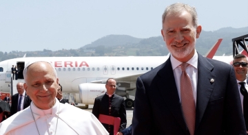 El Papa León XIV junto al rey Felipe VI en el aeropuerto de Tenerife Norte| Foto: Casa Real