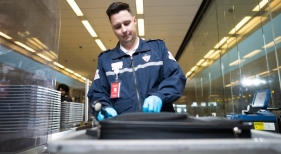 Investigan una trama en los aeropuertos canadienses por intercambiar etiquetas de equipajes para enviar droga a R. Dominicana Investigan una trama en los aeropuertos canadienses por intercambiar etiquetas de equipajes para enviar droga a R. Dominicana