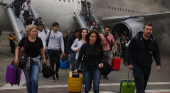 Cuatro de cada diez pasajeros se llevaría su equipaje en la evacuación de un accidente aéreo | Foto: Imagen generada por IA