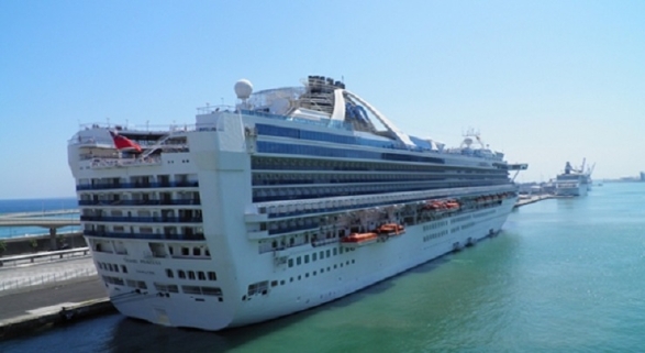 Crucero atracado en Barcelona Crucero atracado en Barcelona