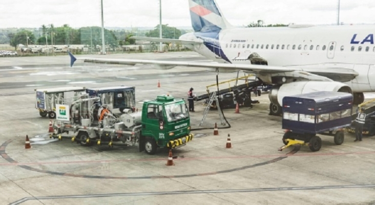 Avión repostando combustible 