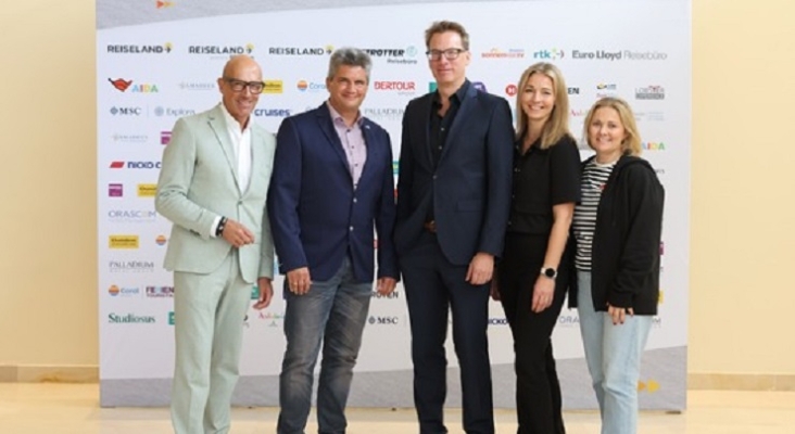 Michael Förster, moderador; Heiko Pieczka, director de ventas propias de RTG; Lars Helmreich, miembro de la junta de RTG; Anne Kristin Sieg, directora de proyectos/inversiones en Reiseland; y Cathrin Kröning, directora de marketing, ventas y B2B en Reiseland